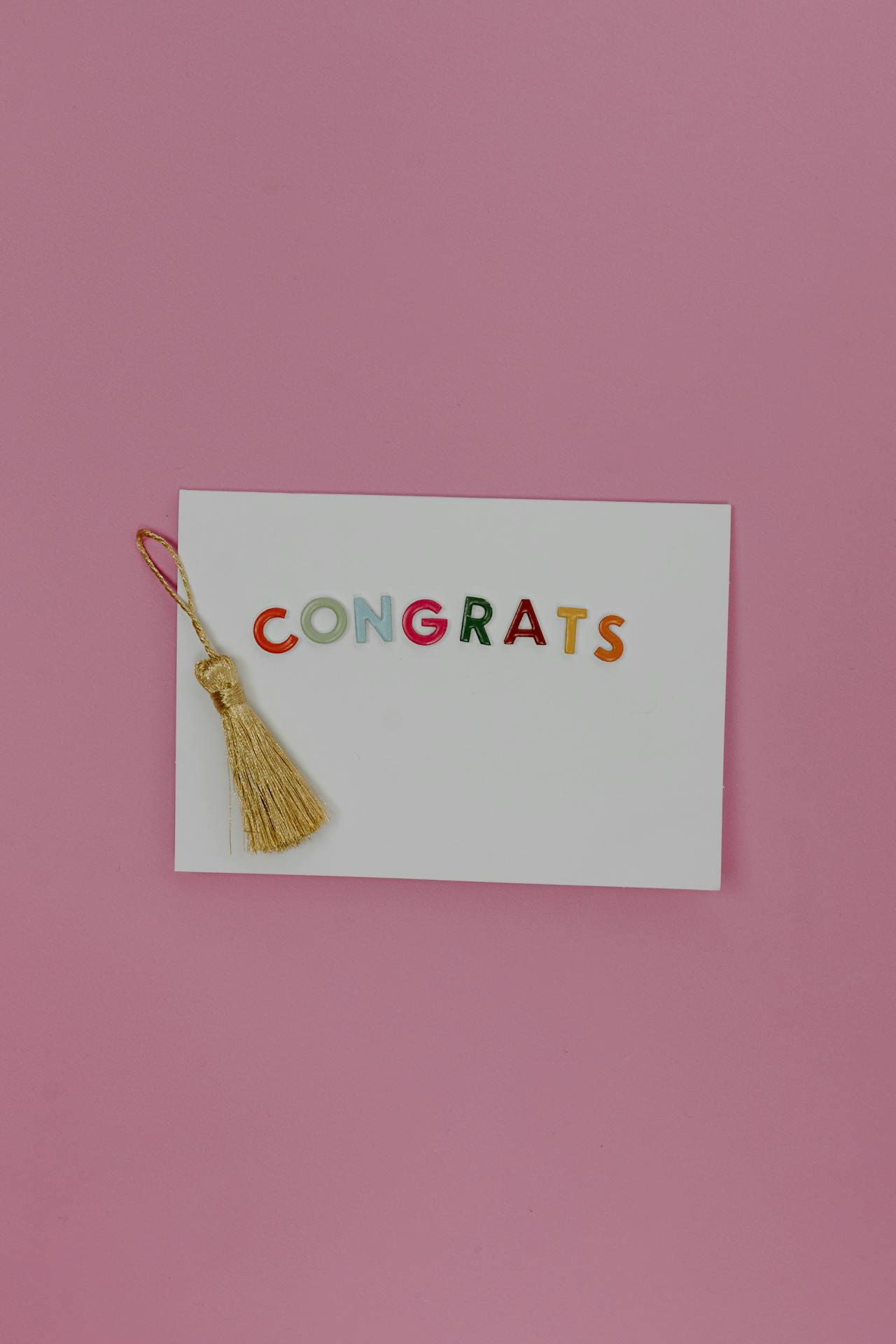 Letras de colores con palabra felicitaciones