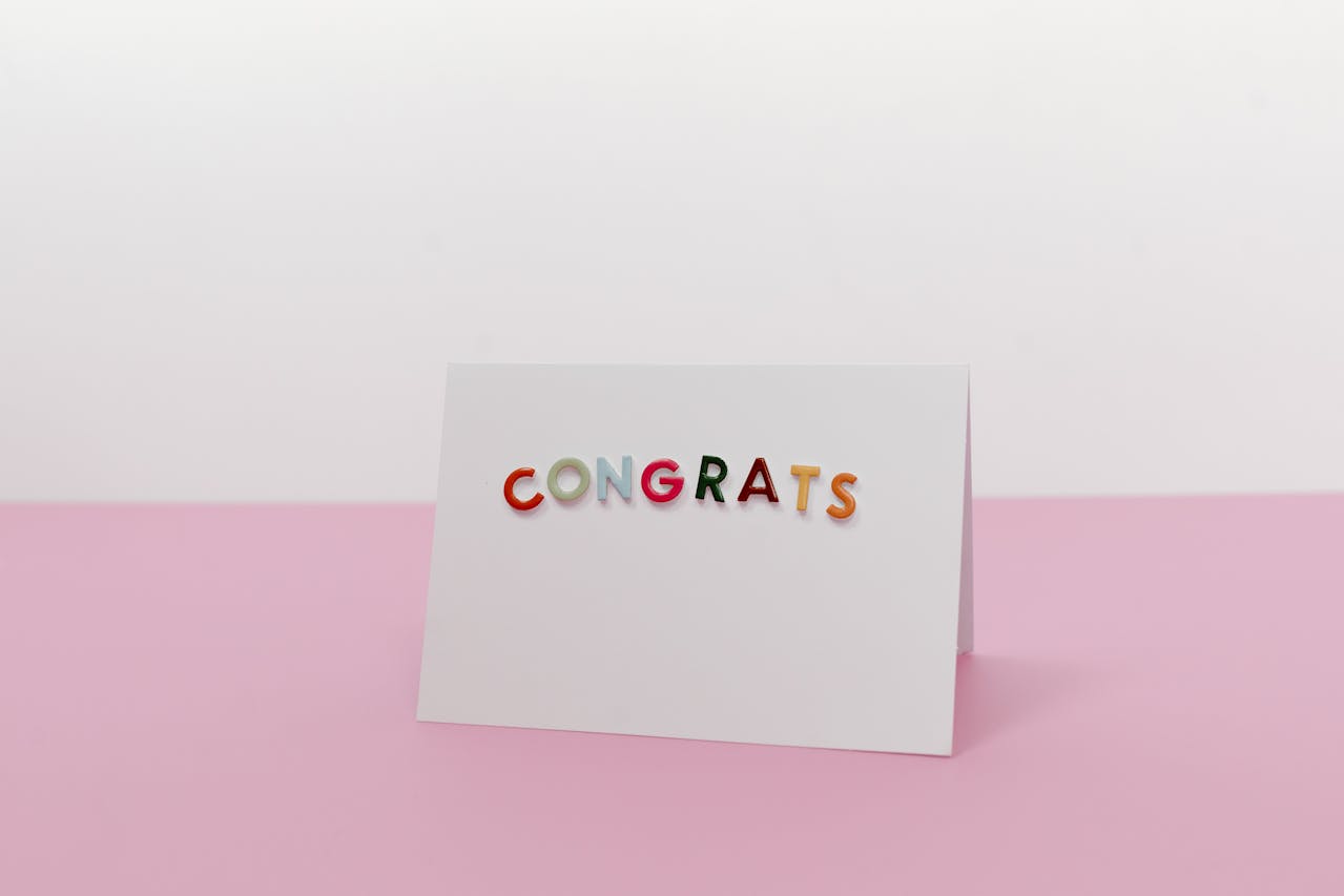 Postal con letras de felicitaciones
