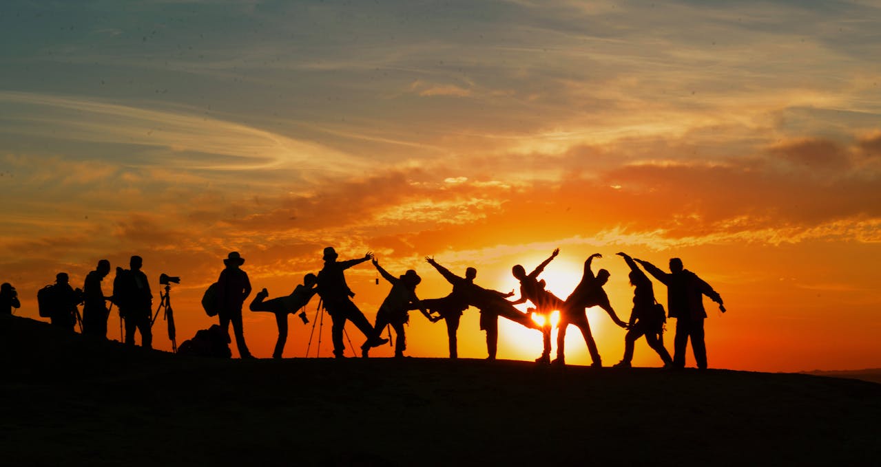 Amigos viendo la puesta de sol