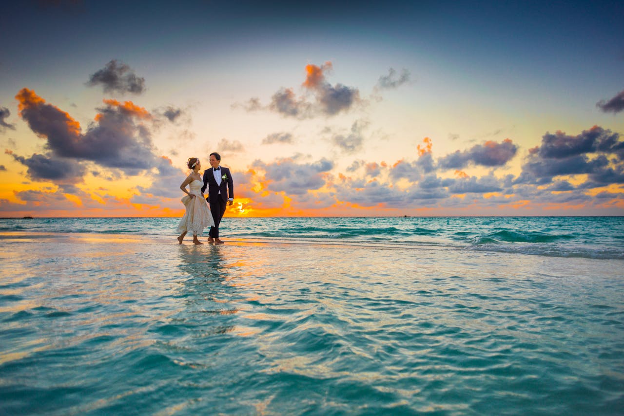 Novios paseando por la playa
