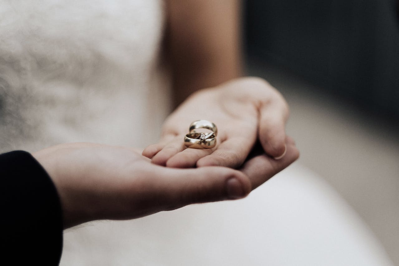 Anillos de boda en la mano