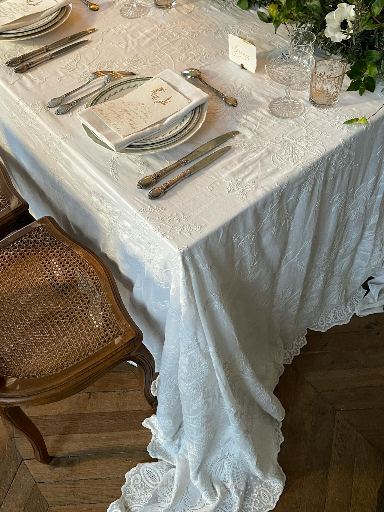 Mantel blanco con cubiertos para la boda