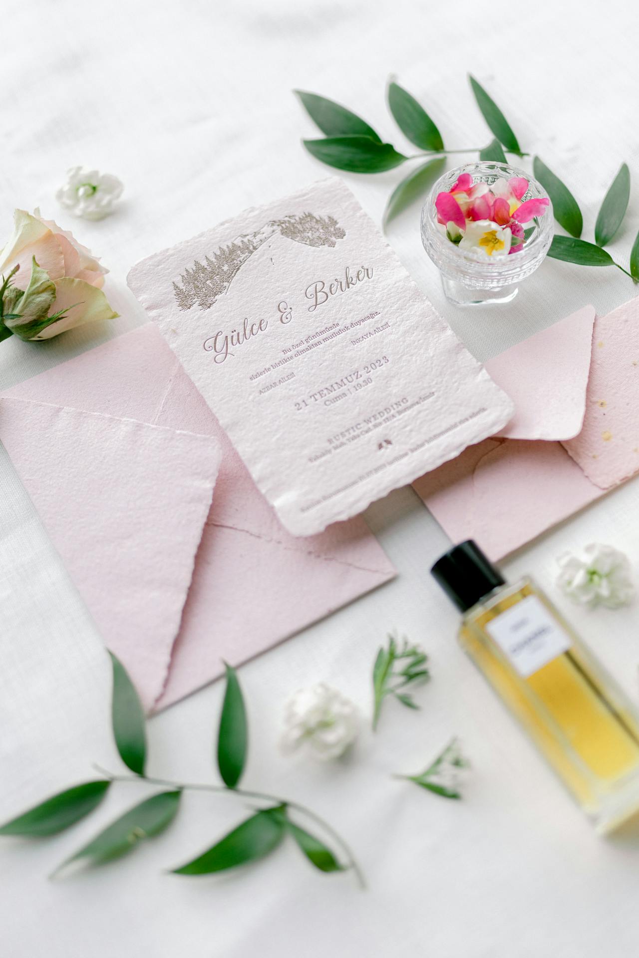 Invitación de boda con flores y perfume