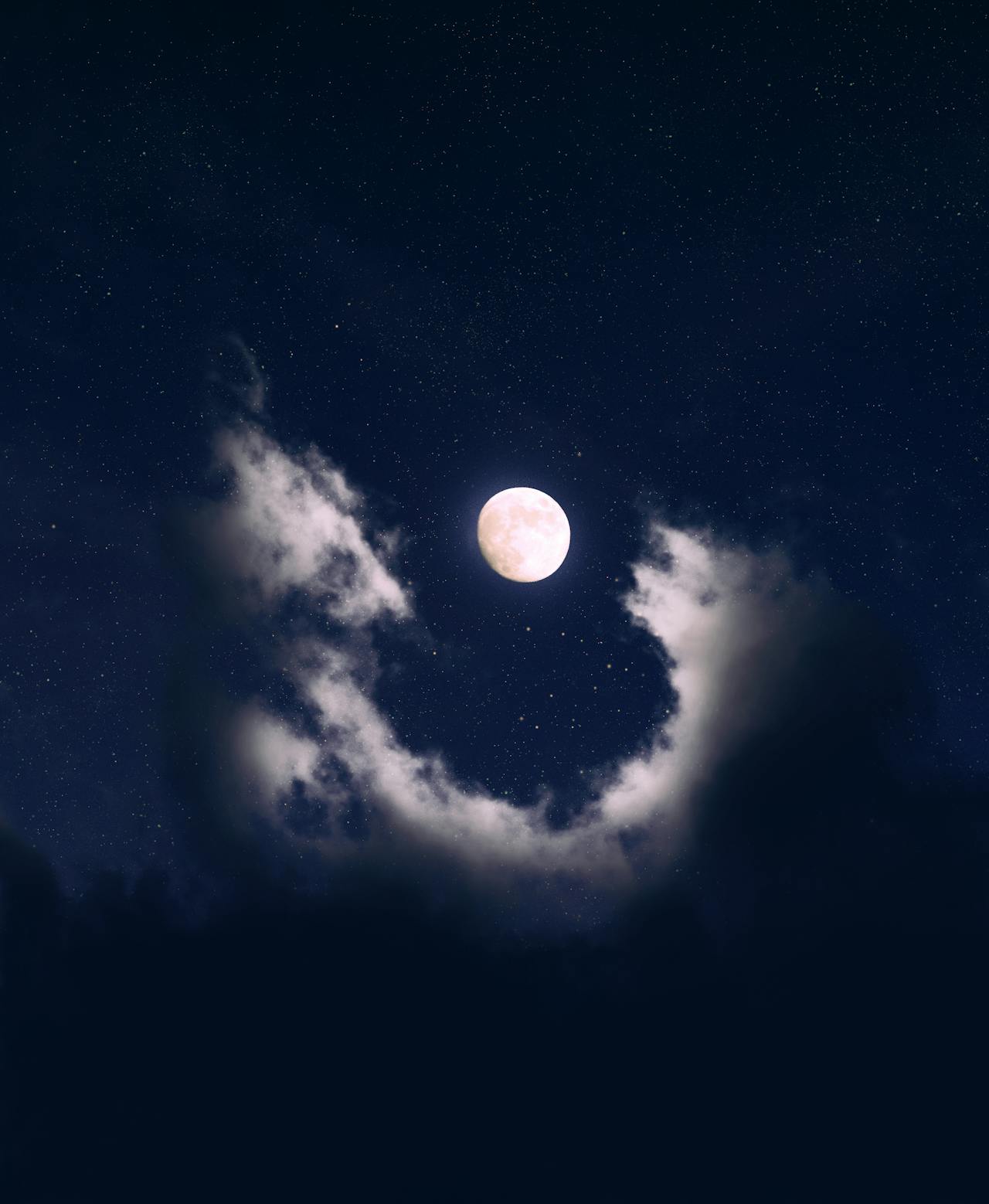 Luna y nubes