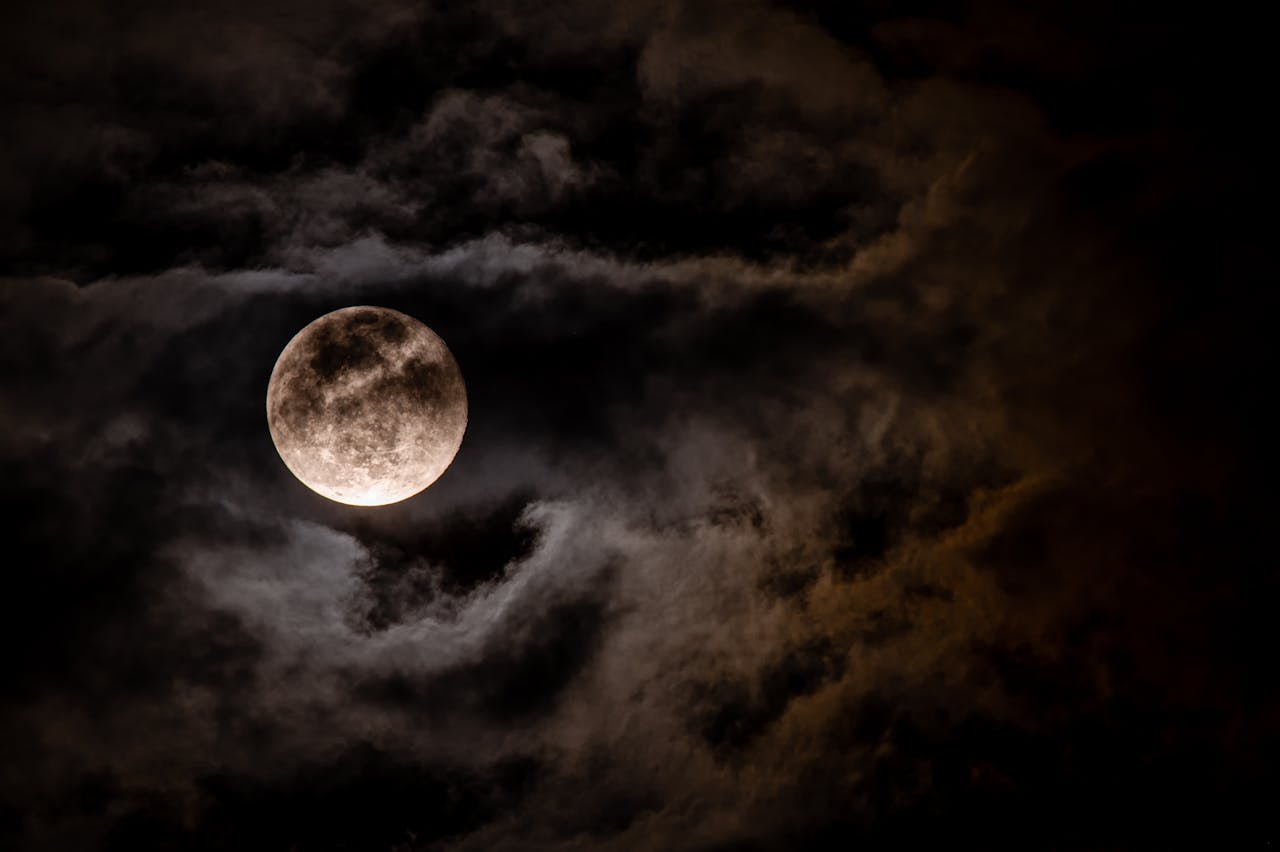 Nubes y luna