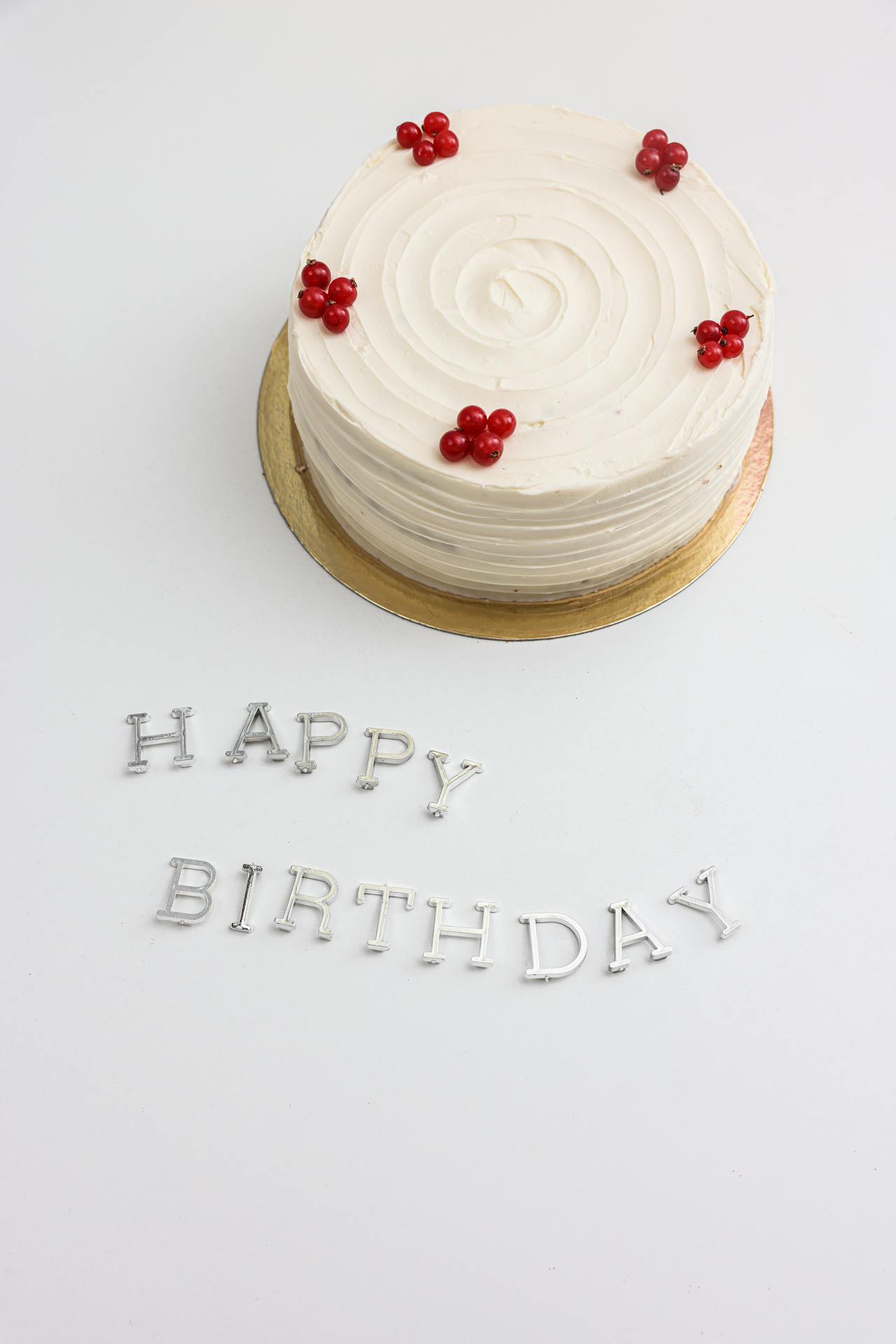Feliz cumpleaños con pastel blanco