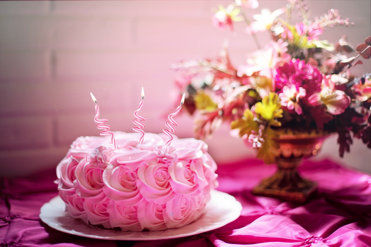 Pastel rosa con velas Pastel rosa con velas