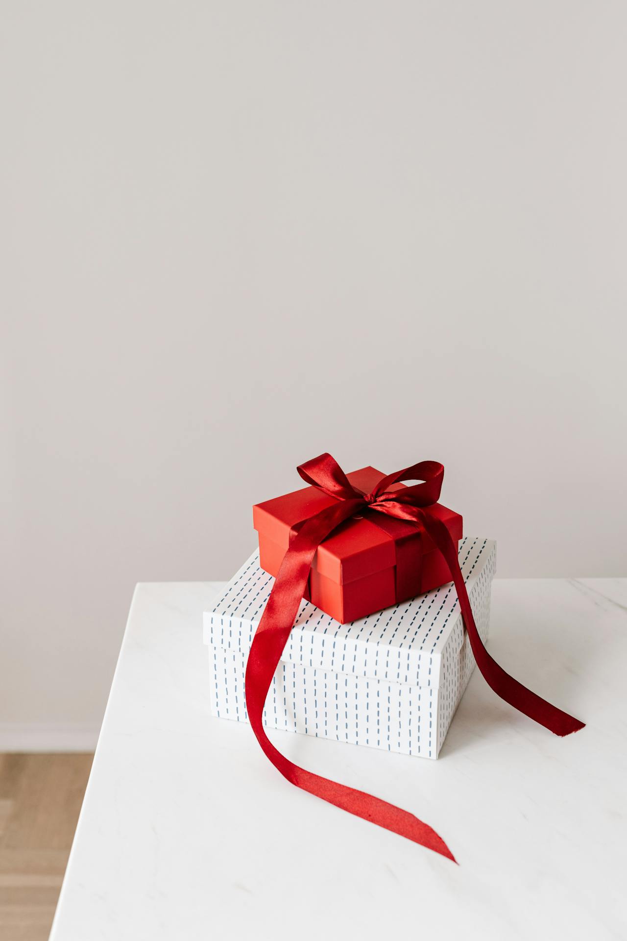 Regalos en blanco y rojo