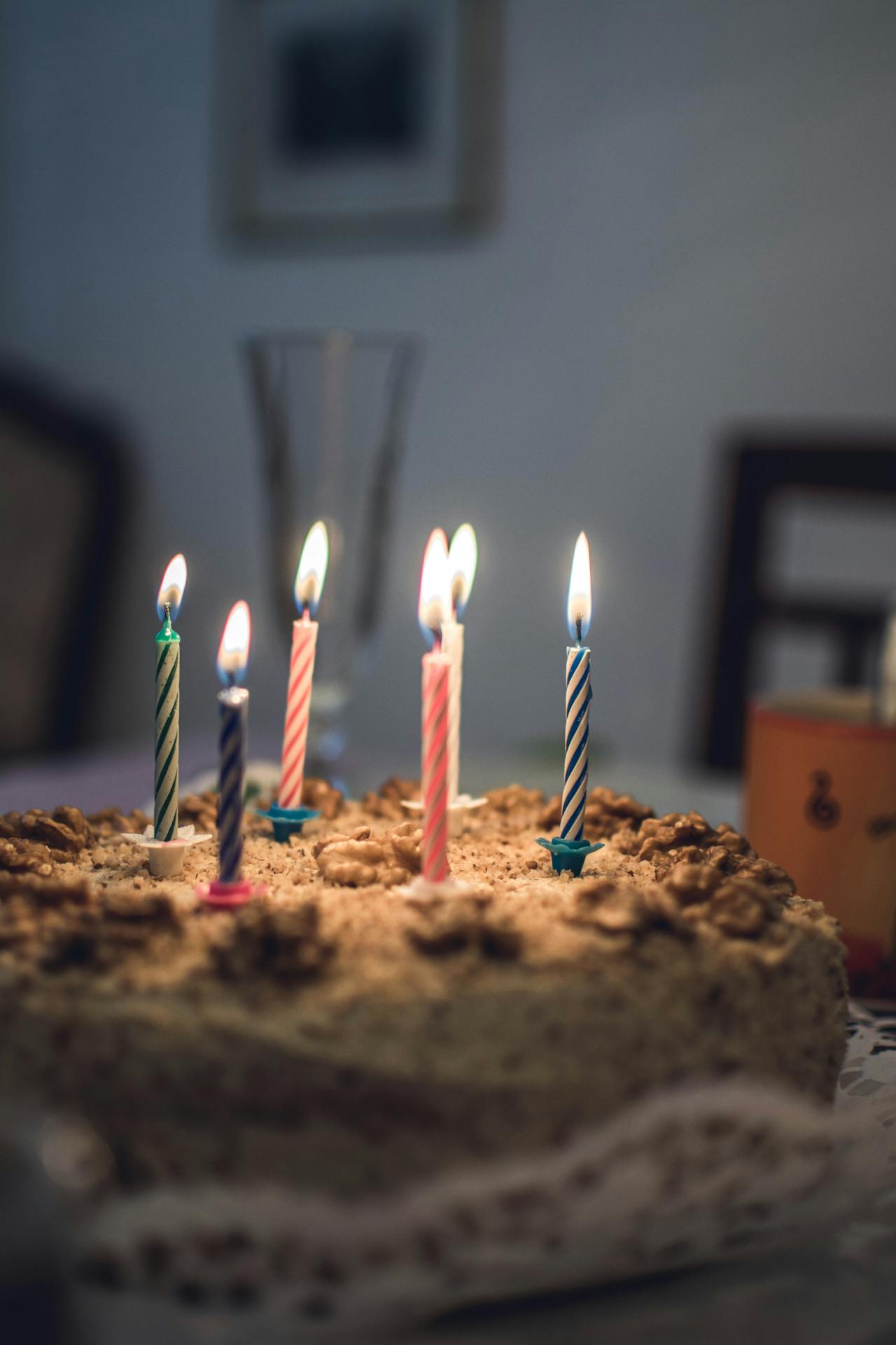 Pastel con seis velas