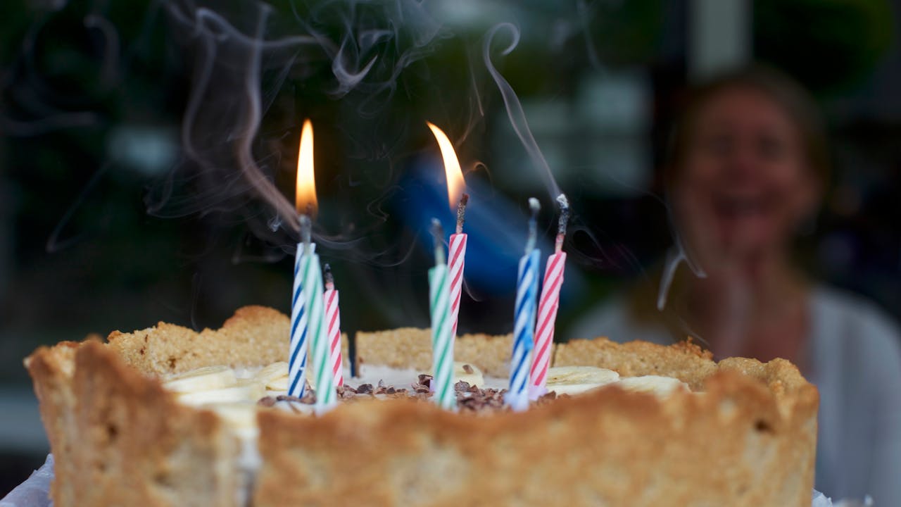 Apagando las velas del pastel