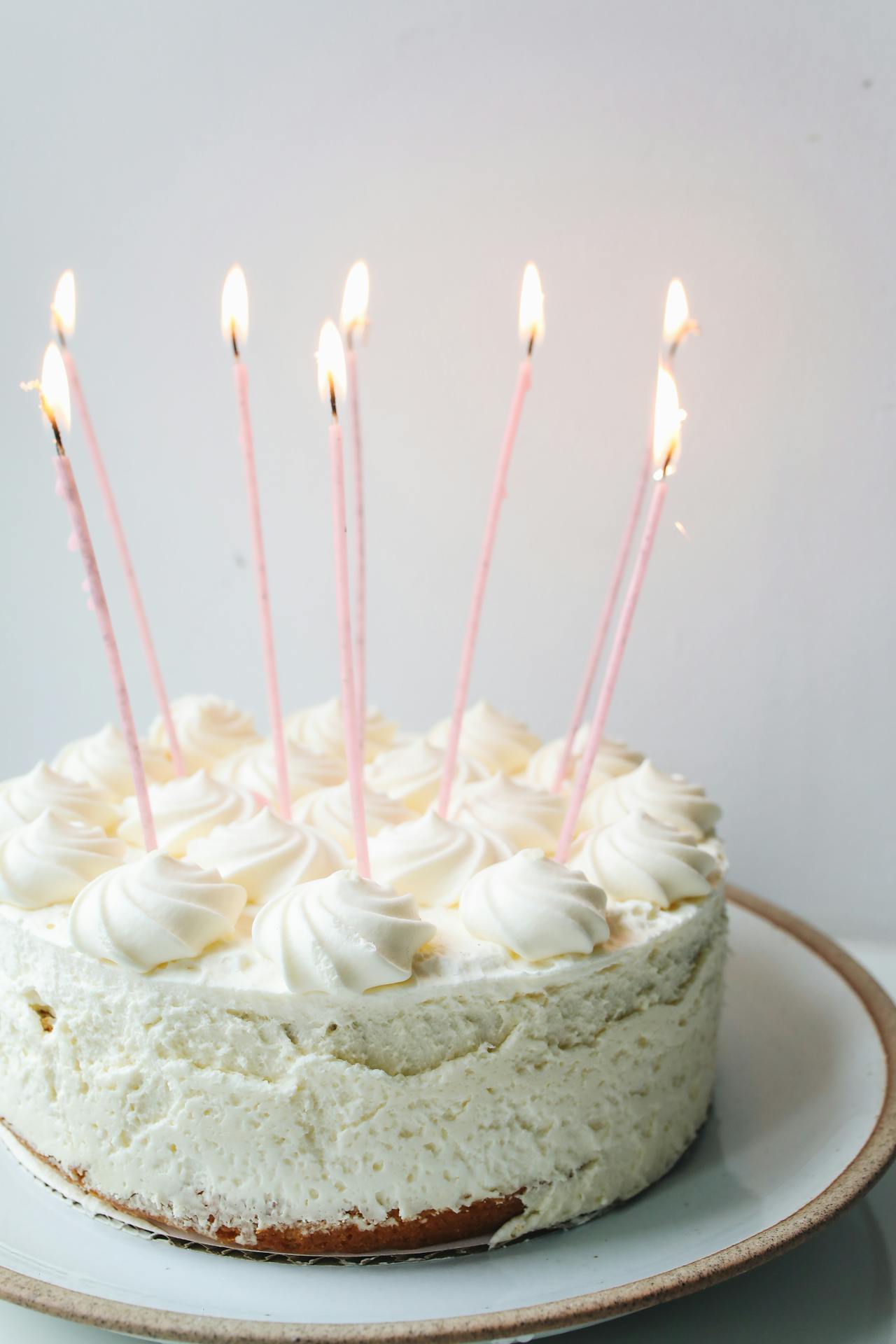 Pastel blanco con ocho velas