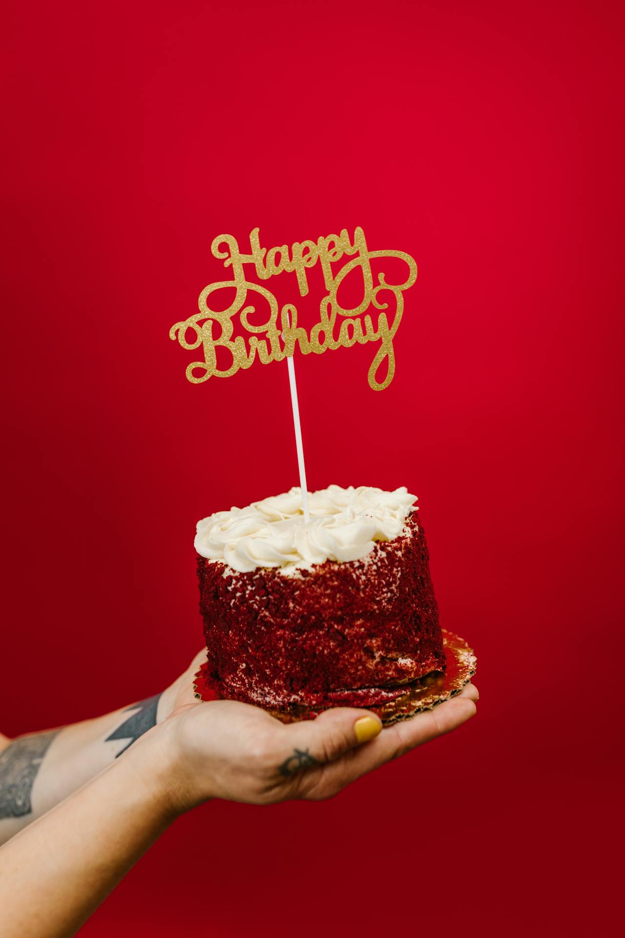 Pastel pequeño con letras doradas
