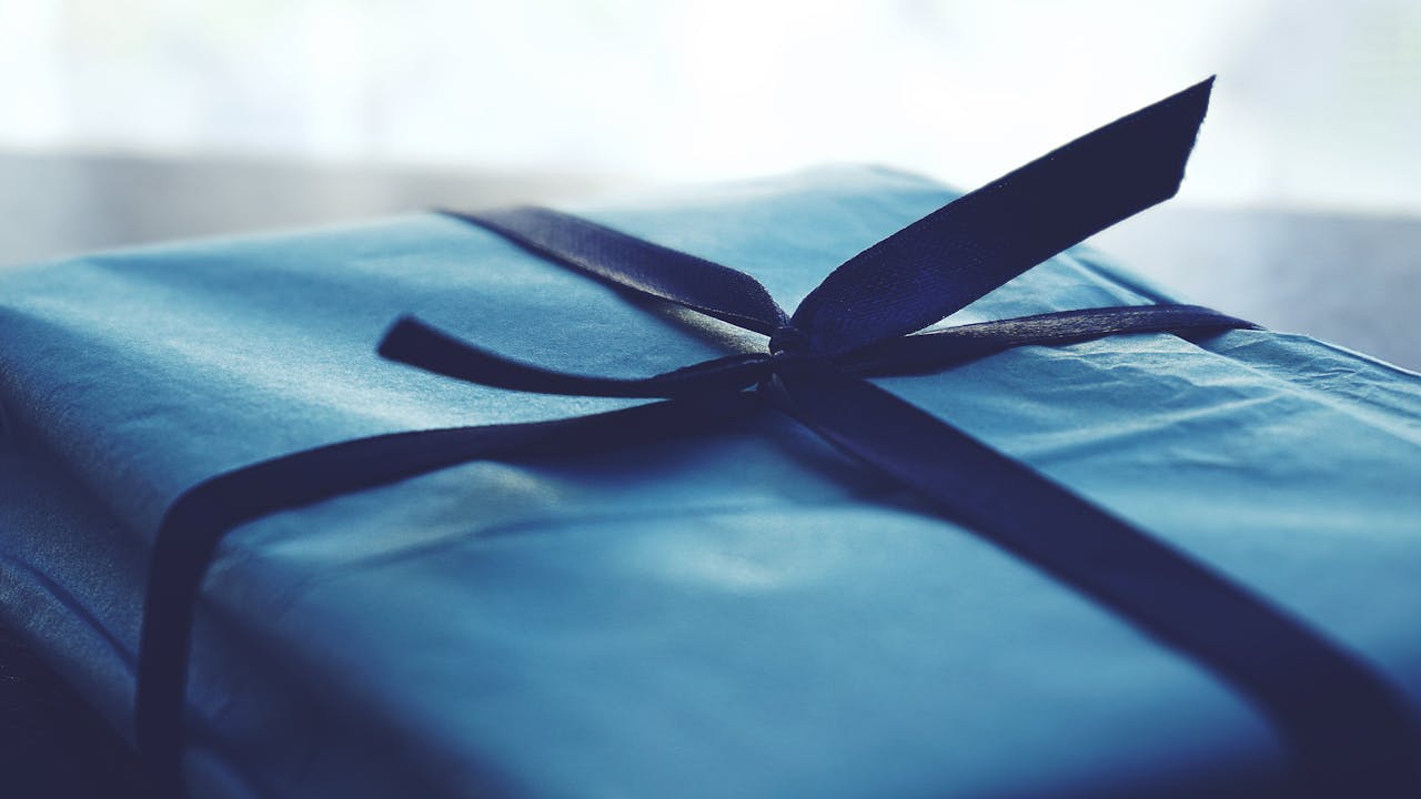 Regalo con papel y lazo azul
