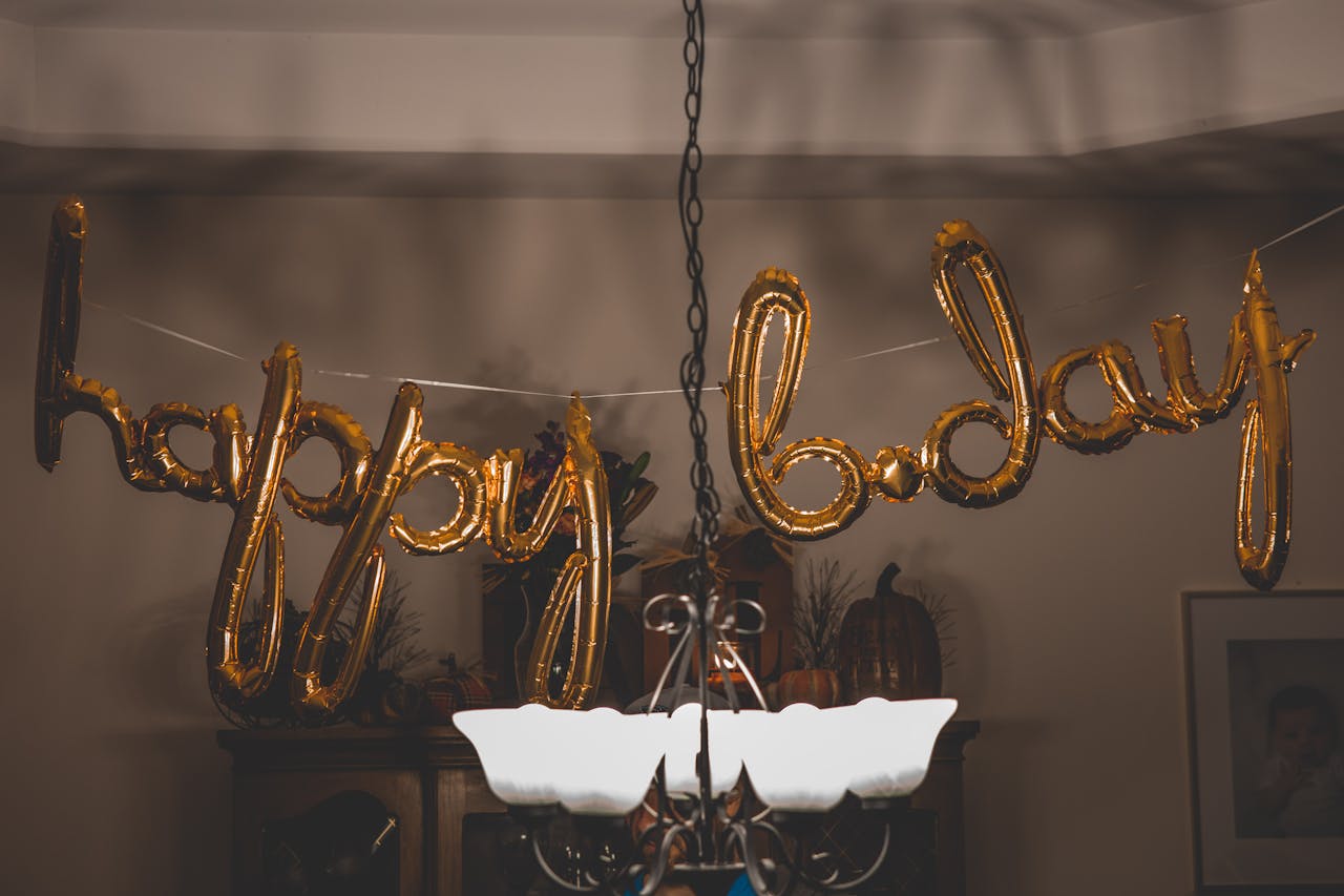 Letras doradas de feliz cumpleaños