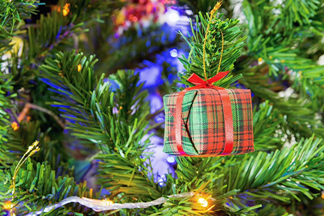 Árbol de Navidad con regalo