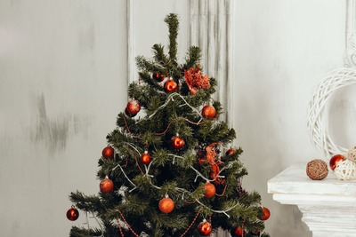 Árbol con bolas rojas