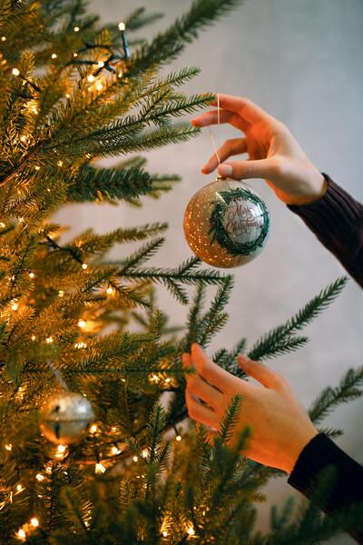 Poniendo las bolas en el árbol