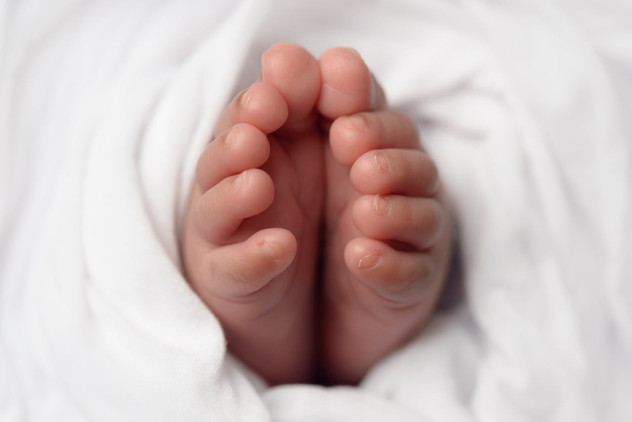 Pies de bebé en la cama