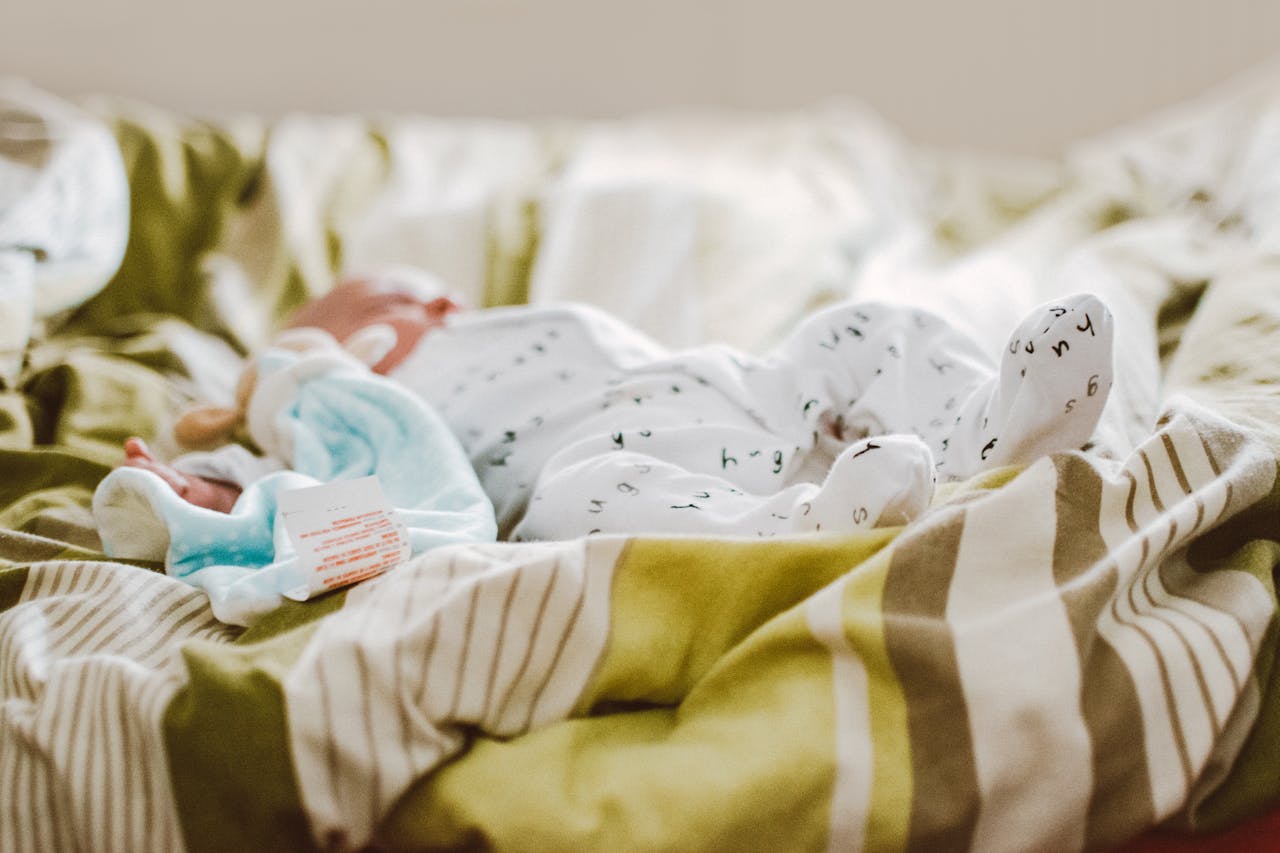 Bebé durmiendo con pijama de letras