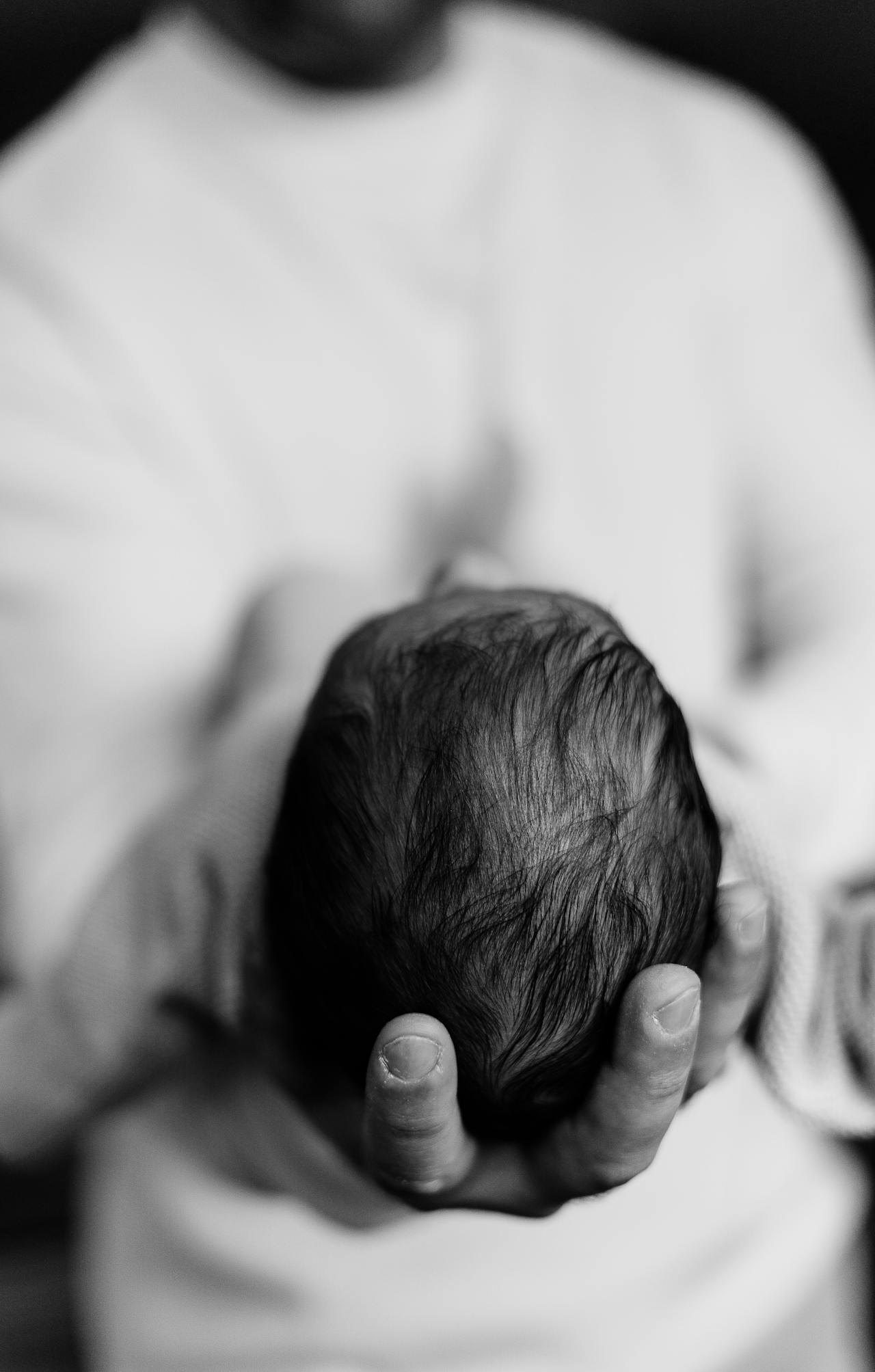 Sosteniendo su pequeña cabeza