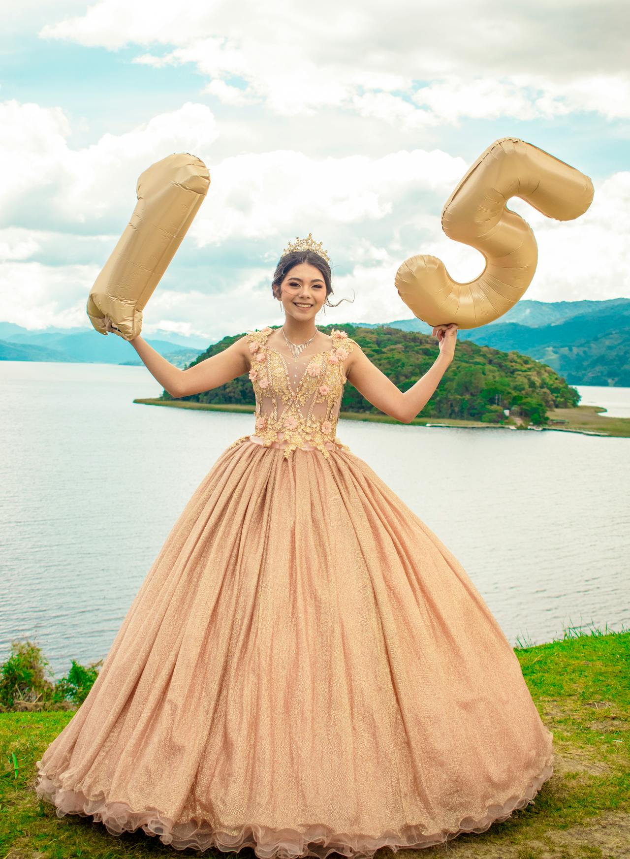 Quinceañera con vestido dorado