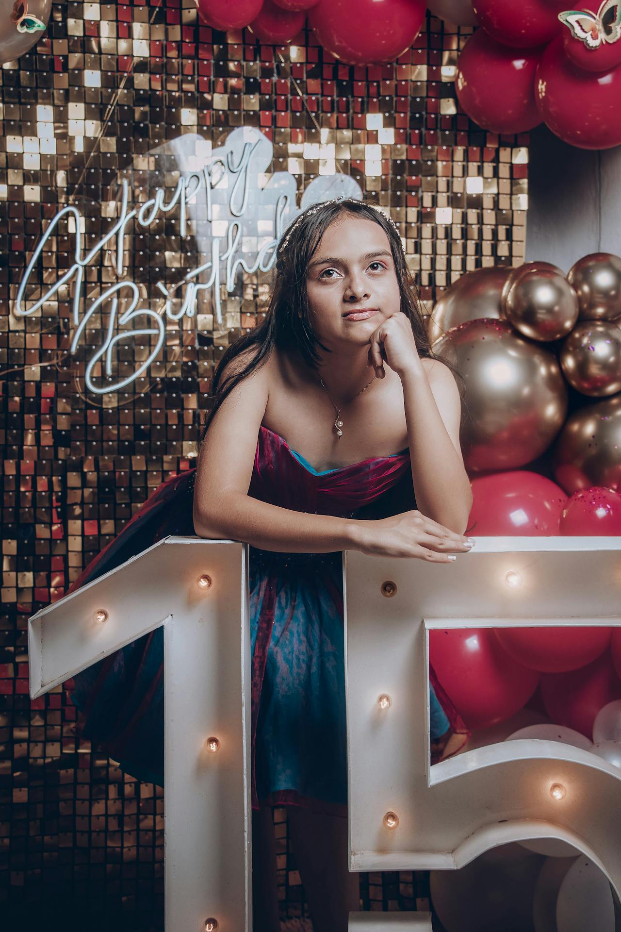 Quinceañera con fondo de globos Quinceañera con fondo de globos