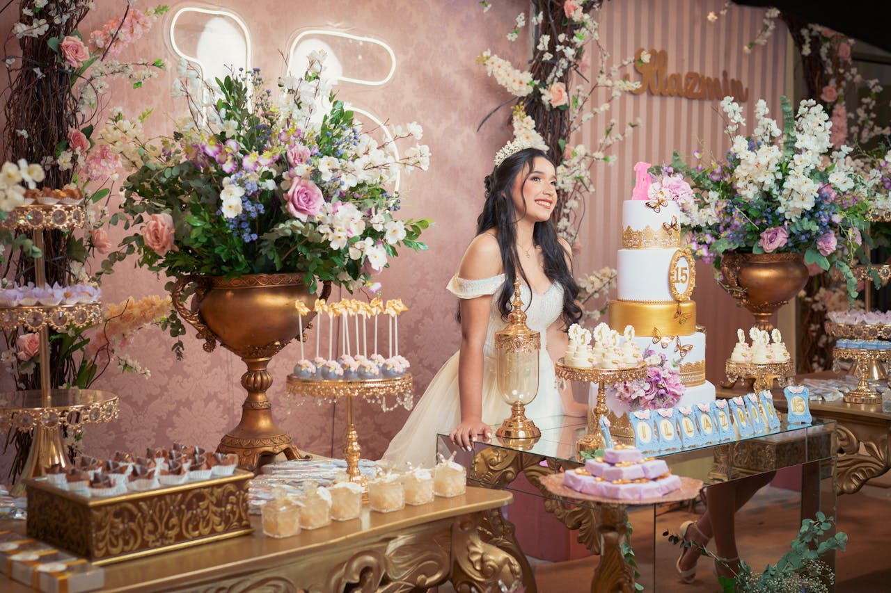 Quinceañera con fondo de flores Quinceañera con fondo de flores