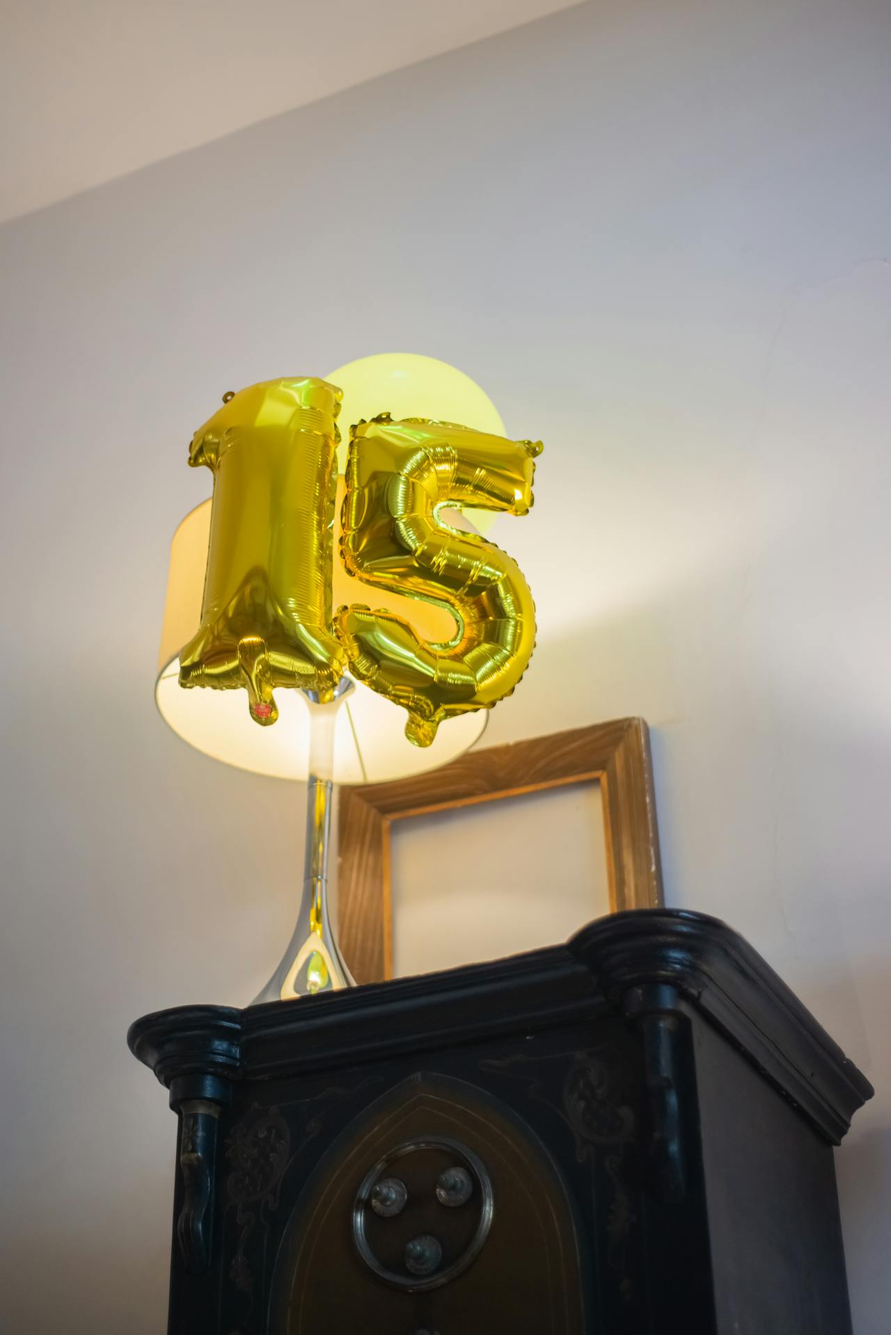 Quinceañera con globos plateados