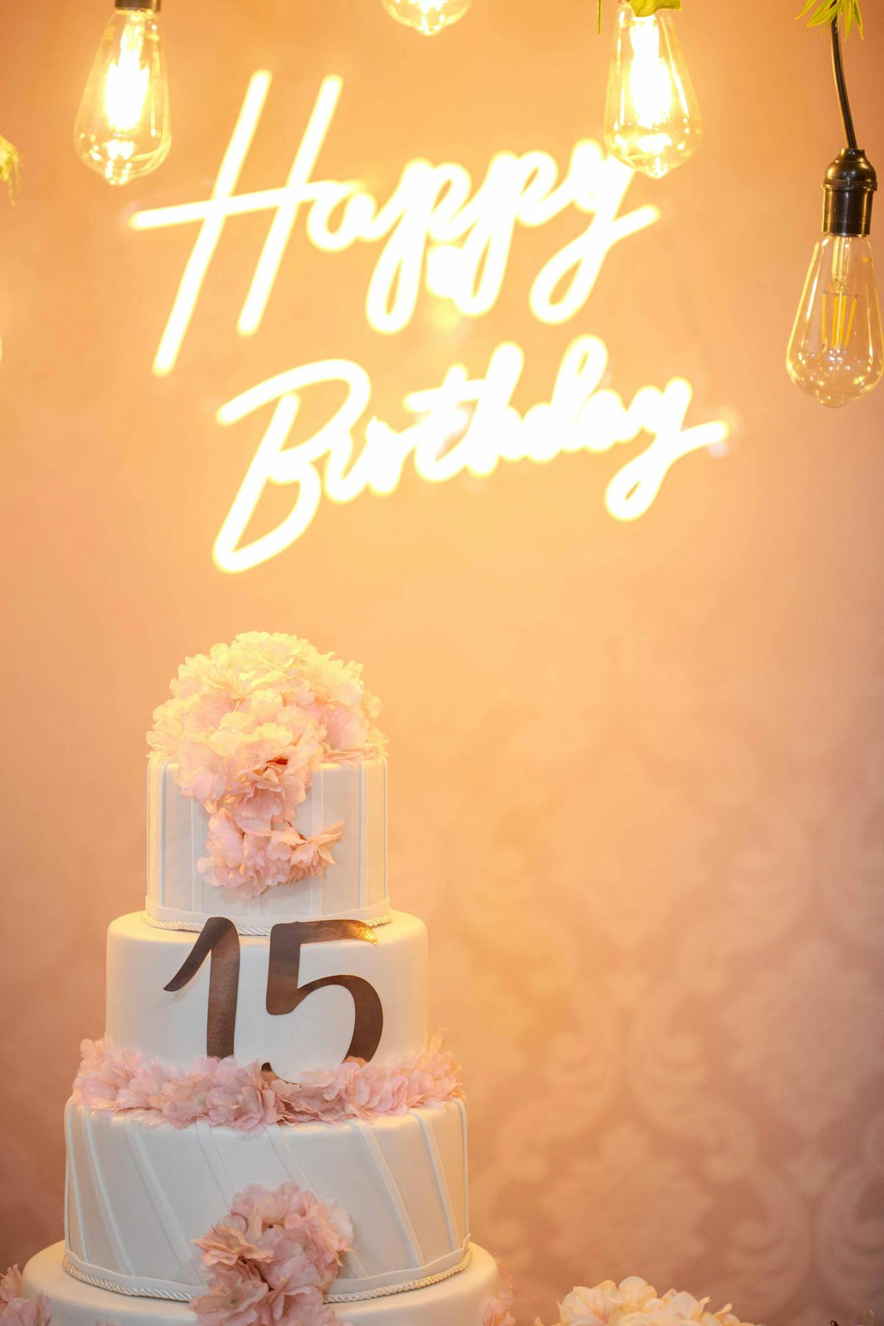 Pastel de cinco pisos blanco de quinceañera