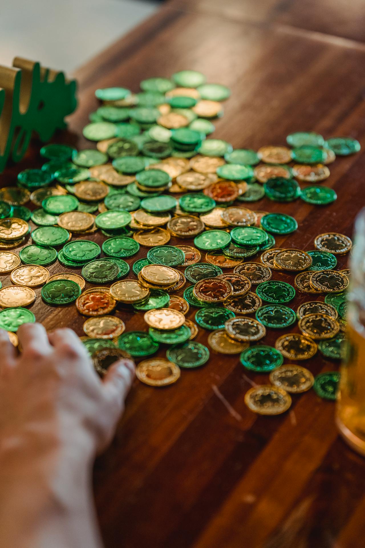 Monedas verdes y doradas