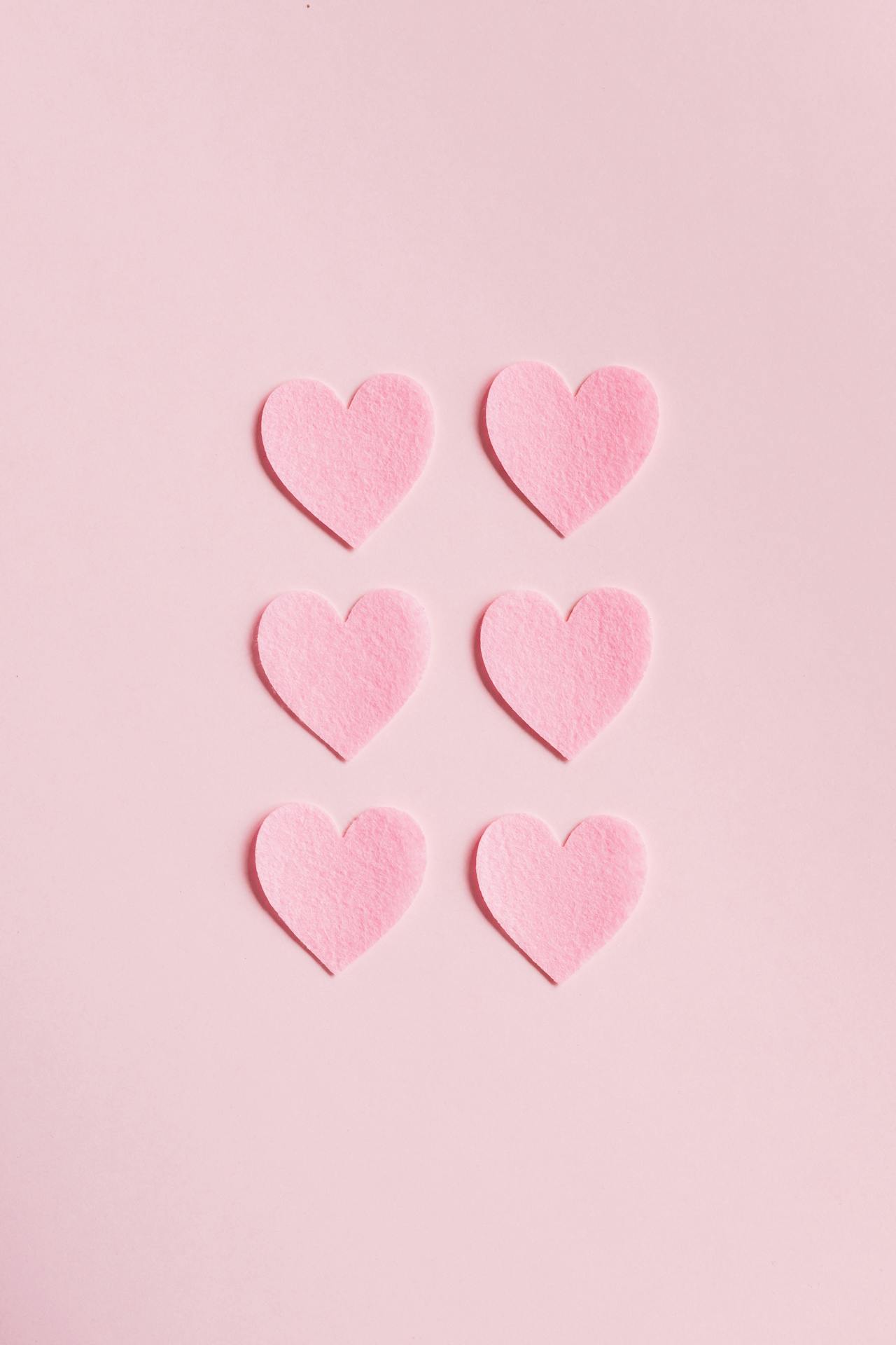 Seis corazones rosas