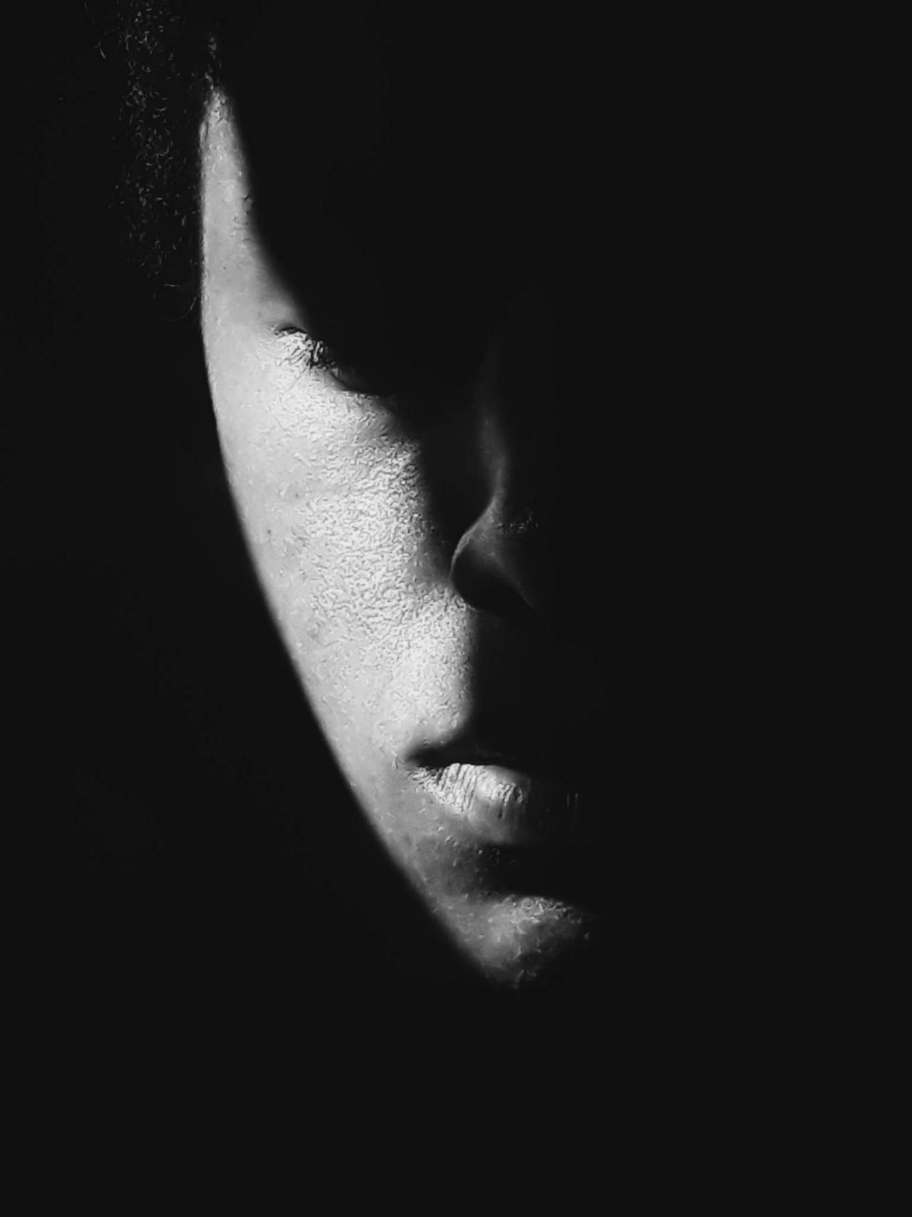 Perfil de mujer en claroscuro