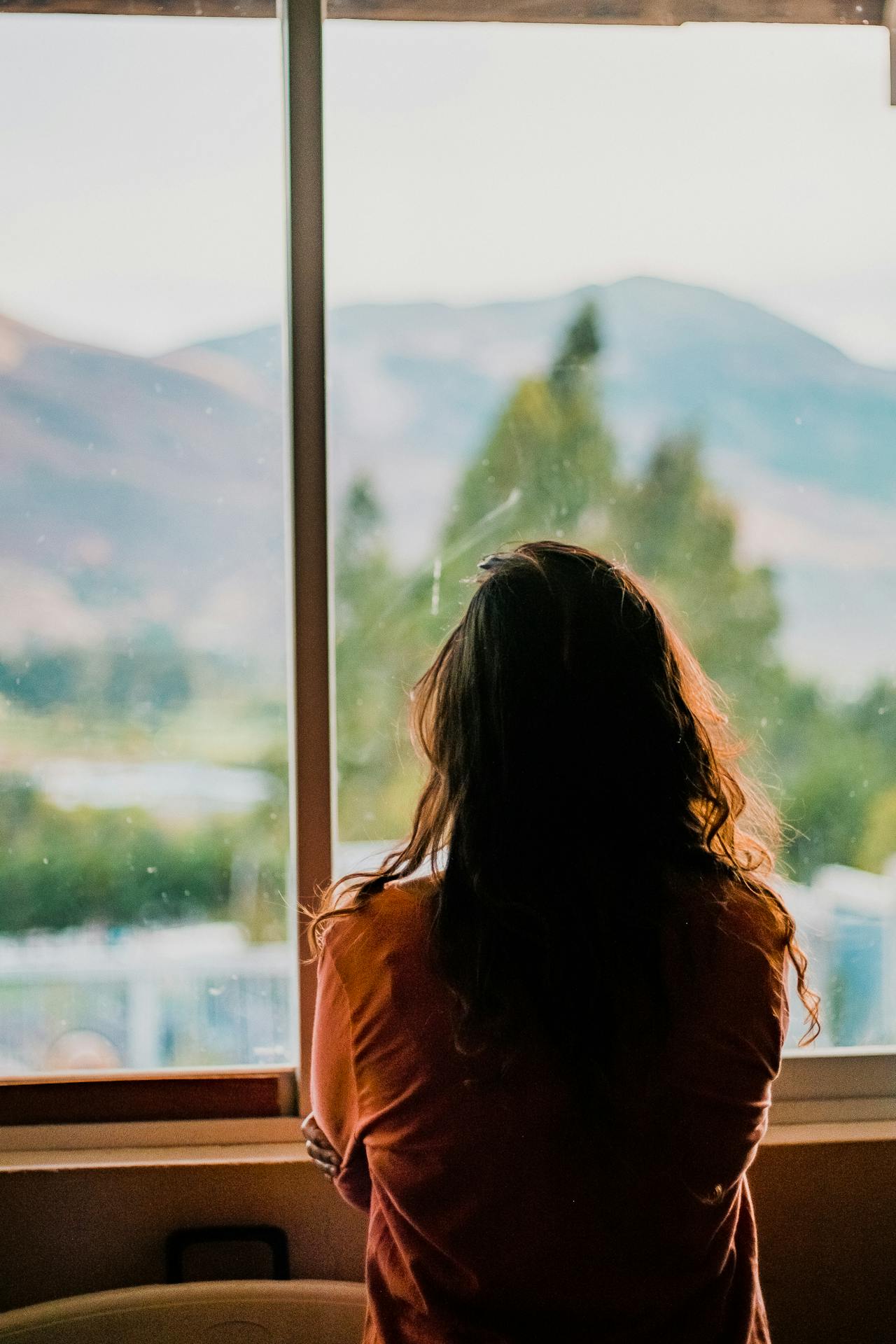 Mujer mirando por la ventana