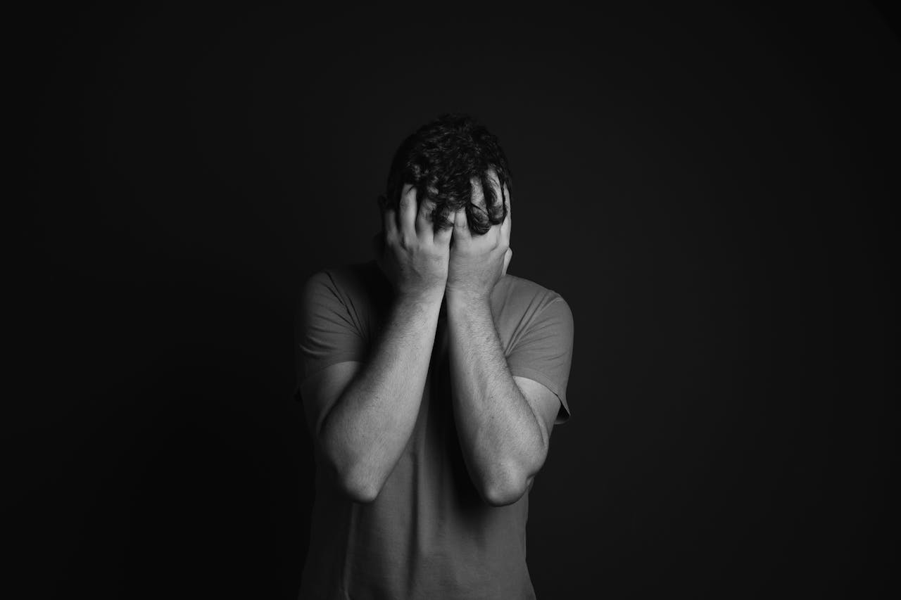 Hombre triste con las manos en la cara