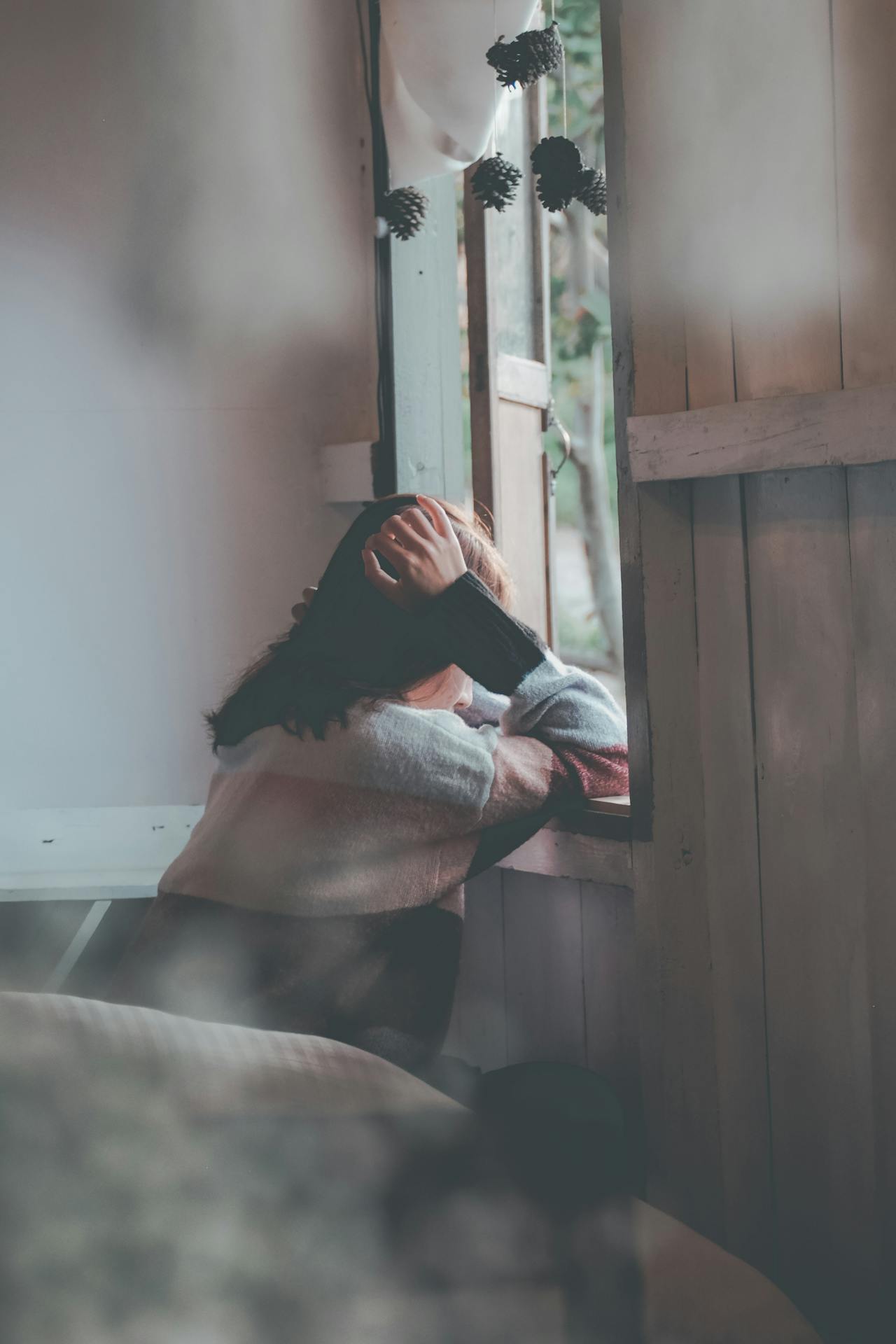 Mujer con las manos en la cabeza