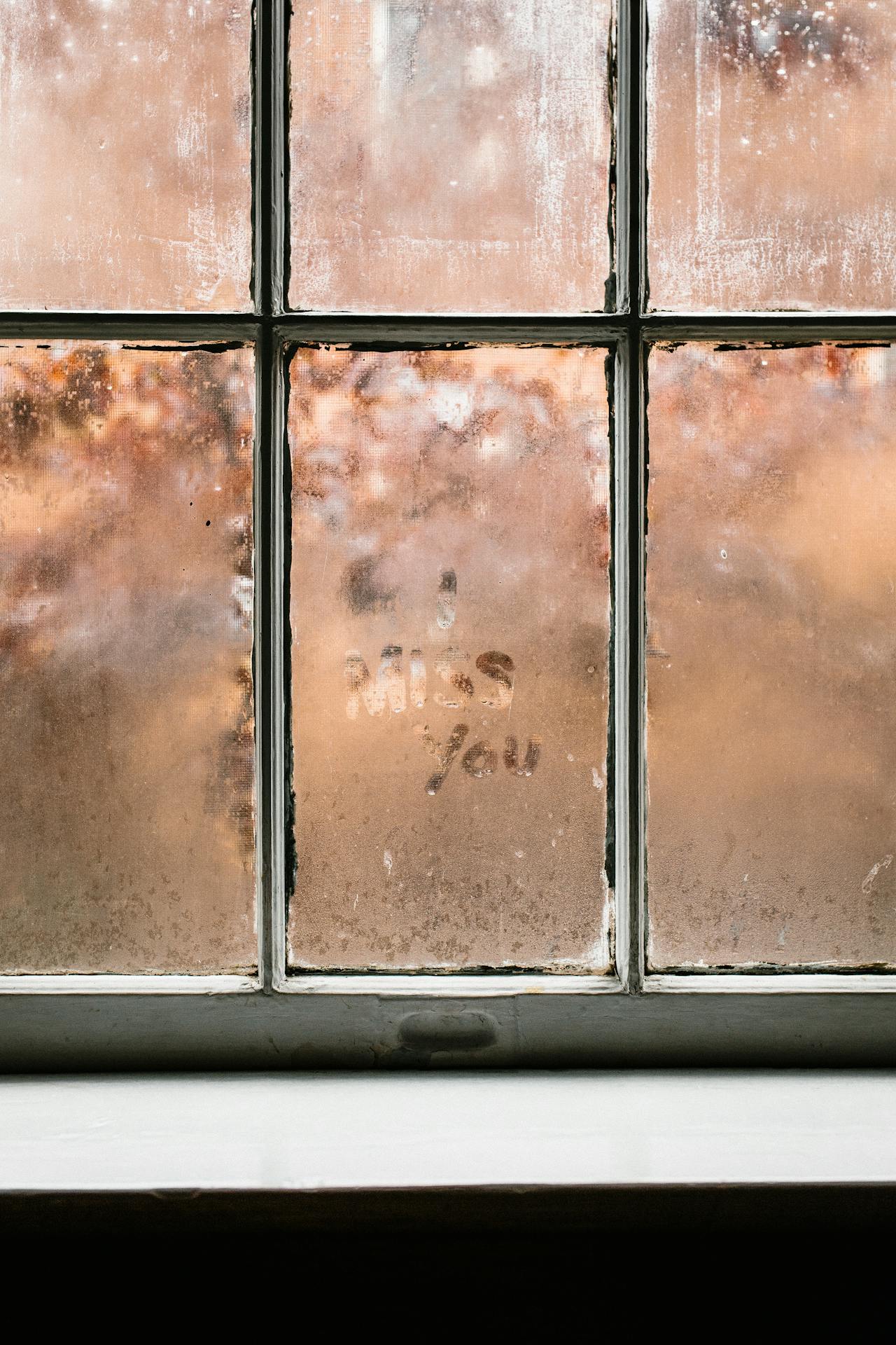 Letras te extraño en el cristal